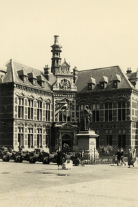 605163 Gezicht op het Academiegebouw (Domplein 29) te Utrecht, met enkele militaire voertuigen.